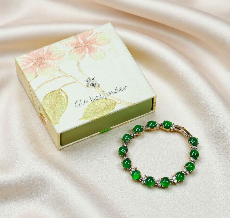 A silver four-pronged floral bracelet inlaid with emerald green jade beads – fresh, noble, exquisite, and elegant. Suitable as a gift for birthdays or holidays.