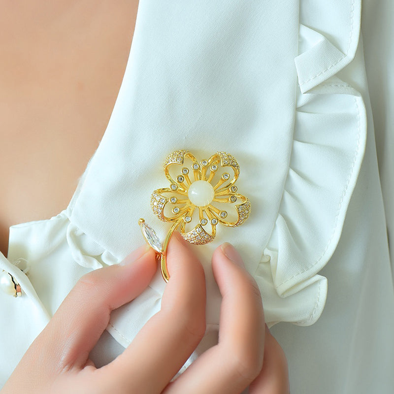 Openwork floral white jade brooch | Zircon-embellished gold-plated four-leaf brooch, dazzling and radiant. Comes with an exquisite gift box