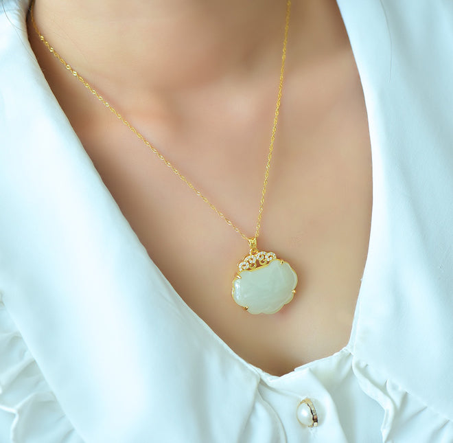 Hetian jade pendant necklace with gold auspicious cloud inlay – Hetian jade is warm, elegant, and symbolizes good fortune and wealth. Comes with a beautiful gift box