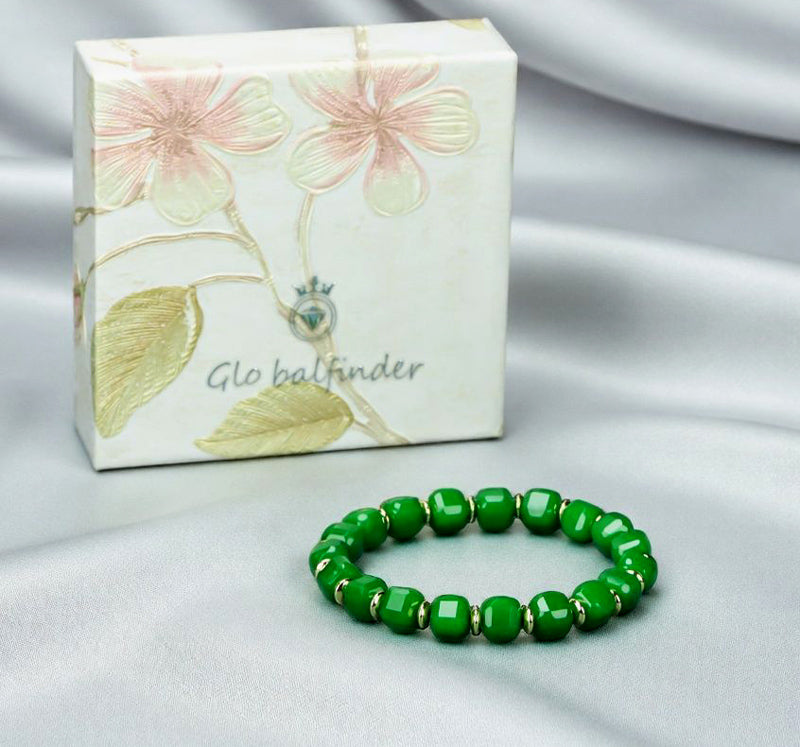 Emerald green jadeite square-cut barrel bead elastic bracelet with small gold round pieces spaced apart, fresh and elegant.