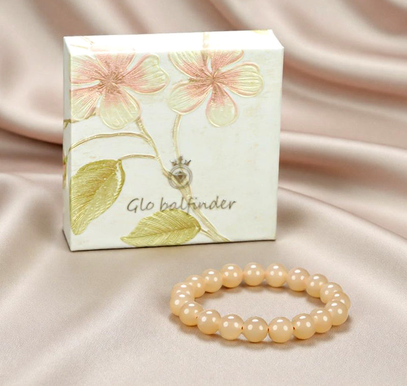 Creamy white chalcedony elastic bracelet with large round beads smooth and lustrous like fine jade, minimalist and pure, exuding elegant sophistication.