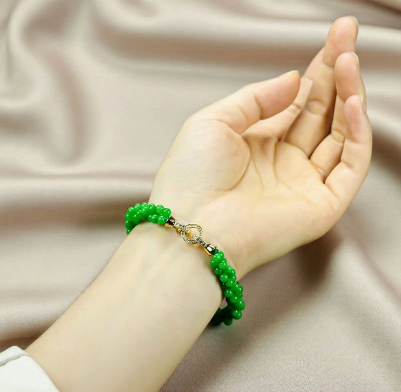 Emerald green jadeite, small round beads, three rows of woven bracelet, gold inlay, round clasp, fresh and natural.