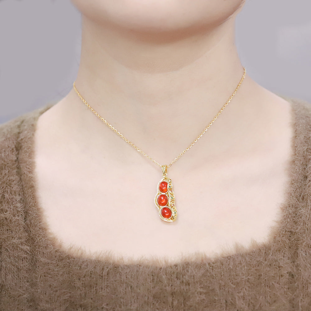 Nanhong Agate Pea Pod Pendant Necklace with Gold Openwork Setting – Auspicious Symbol of Abundant Offspring and Good Fortune