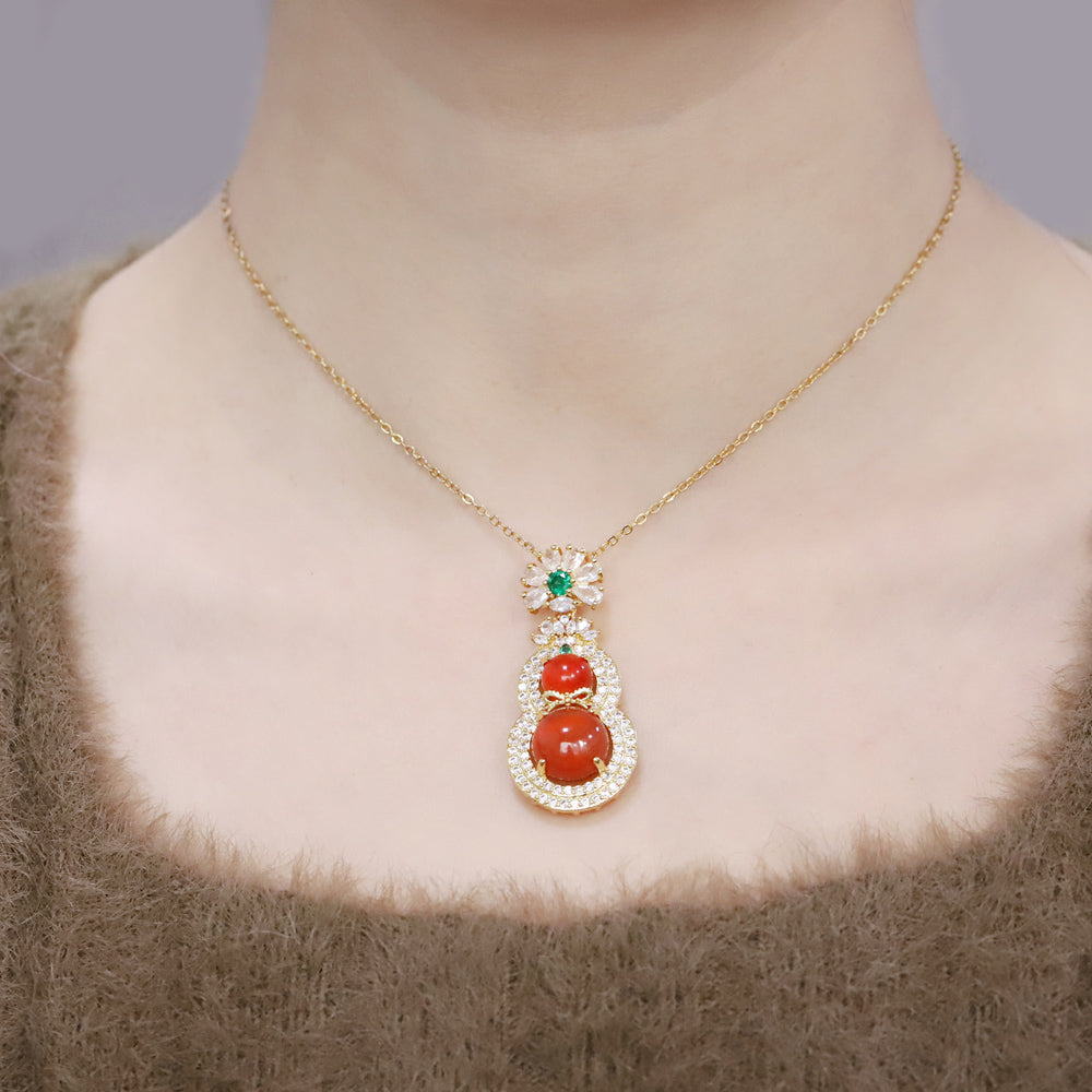 Nanhong Agate Gourd and Emerald Necklace – Accented with Double-Layered Zircon; Symbolizing Double Blessings, Prosperity, and Auspiciousness.