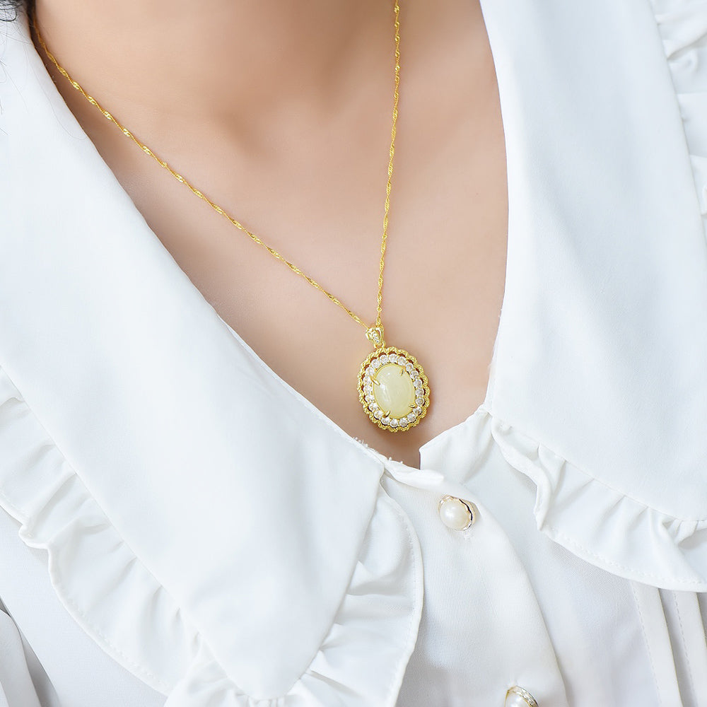 Hetian jade oval main stone with gold-plated carved floral pattern and four-pronged support – Warm and noble crown clasp, elegant and grand.
