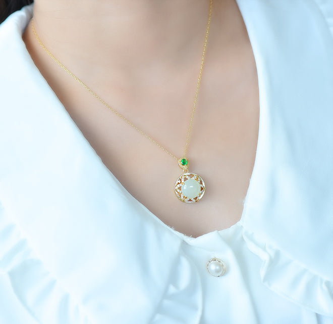 Hetian jade hexagonal star disc zircon necklace – milky white Hetian jade with golden grain teardrop clasp, elegant and noble. Comes with an exquisite gift box