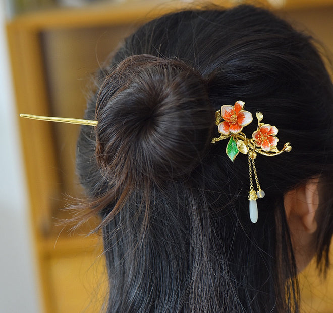 Enameled peach blossom and emerald green leaves, Hetian jade teardrop gold hairpin – a classic Hanfu style, elegant, romantic, and sophisticated piece.