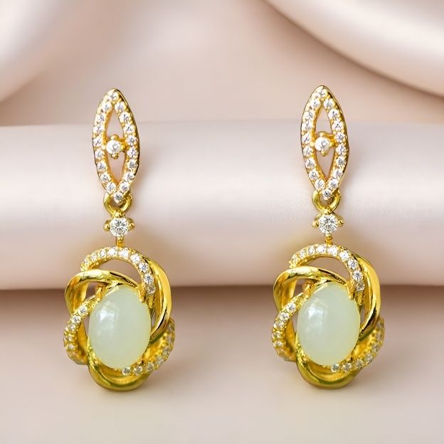 A pair of Hetian jade gold twisted scroll spherical earrings – Hetian jade, noble, elegant, luxurious and grand.