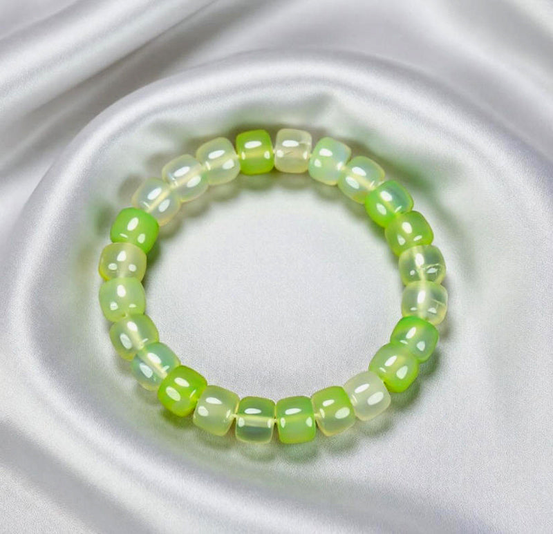 Green cat's eye stone, square barrel-shaped beaded elastic bracelet, translucent cat's eye, fresh and clear light effect, vibrant and lively.