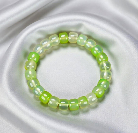 Green cat's eye stone, square barrel-shaped beaded elastic bracelet, translucent cat's eye, fresh and clear light effect, vibrant and lively.
