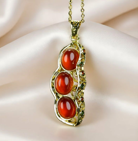 Nanhong Agate Pea Pod Pendant Necklace with Gold Openwork Setting – Auspicious Symbol of Abundant Offspring and Good Fortune