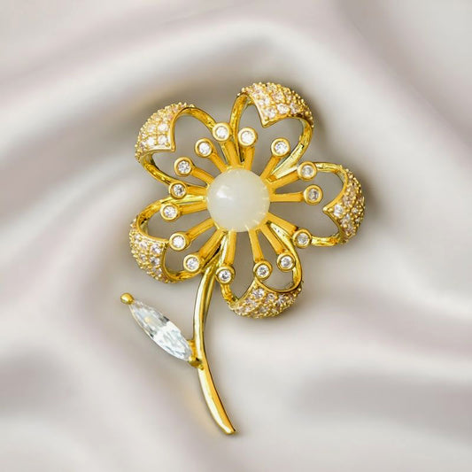 Openwork floral white jade brooch | Zircon-embellished gold-plated four-leaf brooch, dazzling and radiant.  Comes with an exquisite gift box
