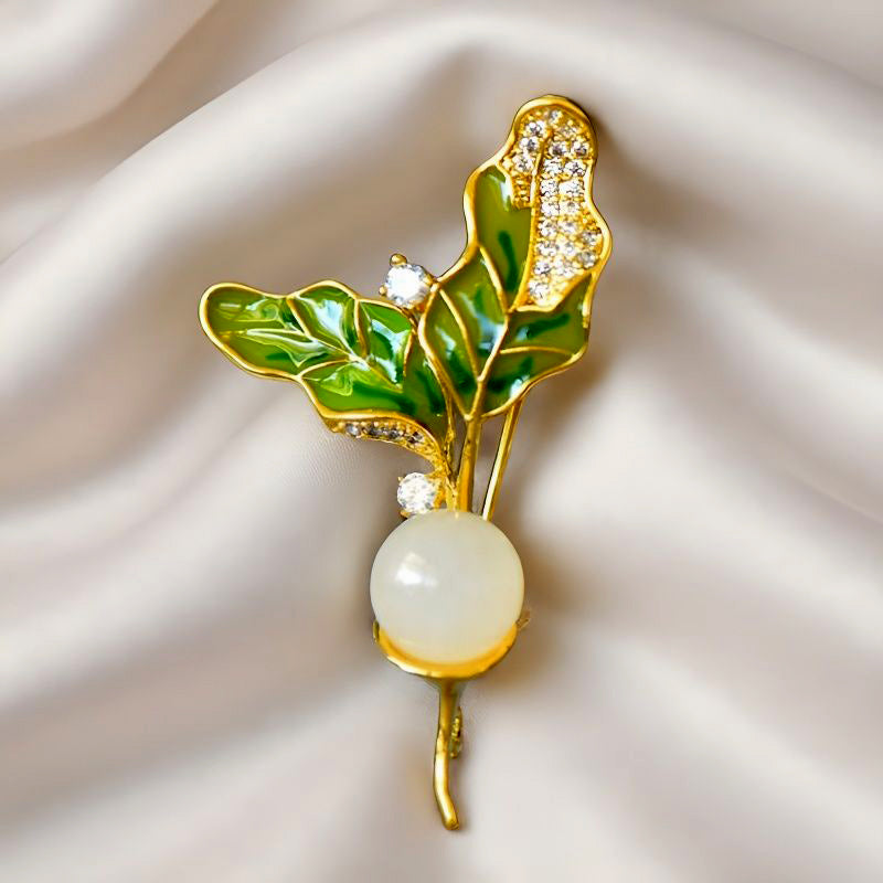 Hetian white jade radish brooch | Enameled green leaf zircon gold-plated plant corsage, suitable for everyday wear.