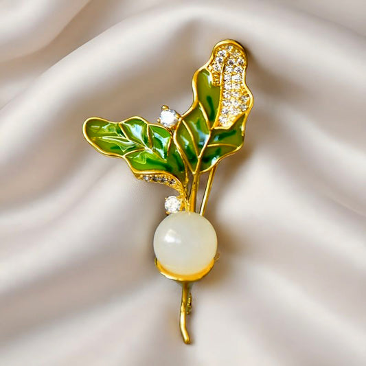 Hetian white jade radish brooch | Enameled green leaf zircon gold-plated plant corsage, suitable for everyday wear.