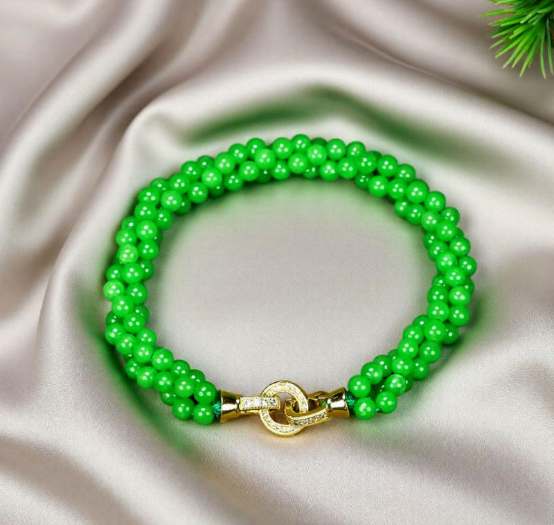 Emerald green jadeite, small round beads, three rows of woven bracelet, gold inlay, round clasp, fresh and natural.