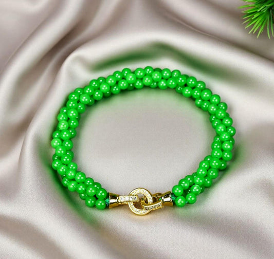 Emerald green jadeite, small round beads, three rows of woven bracelet, gold inlay, round clasp, fresh and natural.