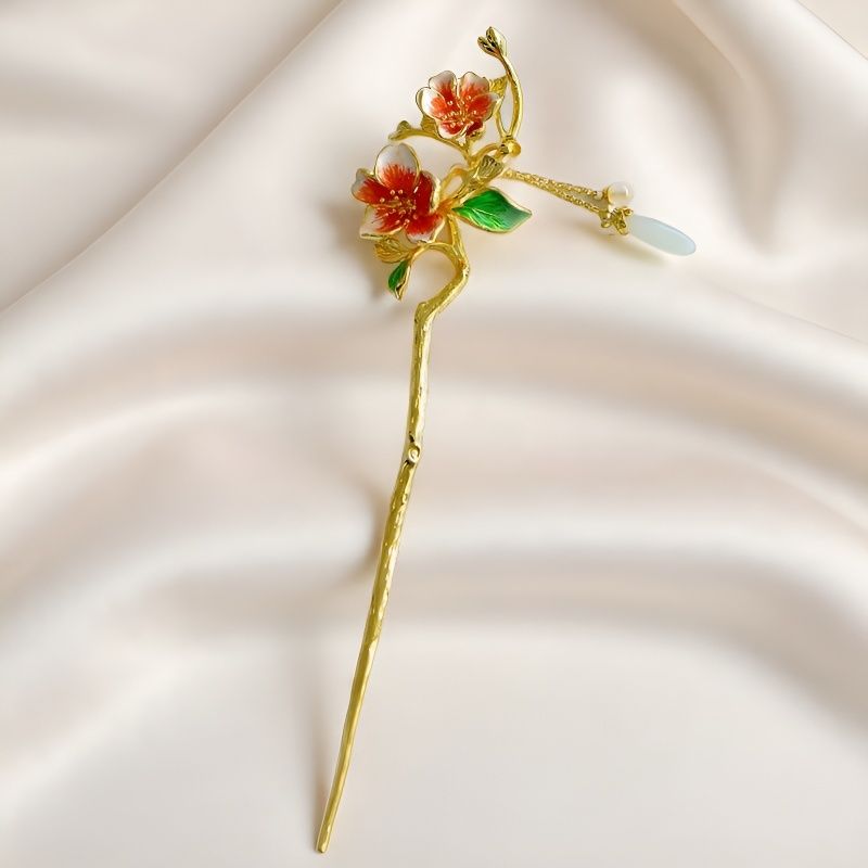 Enameled peach blossom and emerald green leaves, Hetian jade teardrop gold hairpin – a classic Hanfu style, elegant, romantic, and sophisticated piece.