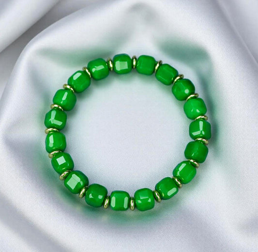 Emerald green jadeite square-cut barrel bead elastic bracelet with small gold round pieces spaced apart, fresh and elegant.