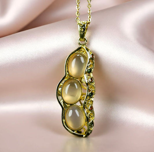Agate, chalcedony, pea pod, gold openwork gemstone pendant necklace - creative, cute, and symbolizing many children, blessings, and abundant harvests.
