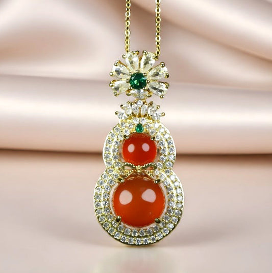Nanhong Agate Gourd and Emerald Necklace – Accented with Double-Layered Zircon; Symbolizing Double Blessings, Prosperity, and Auspiciousness.