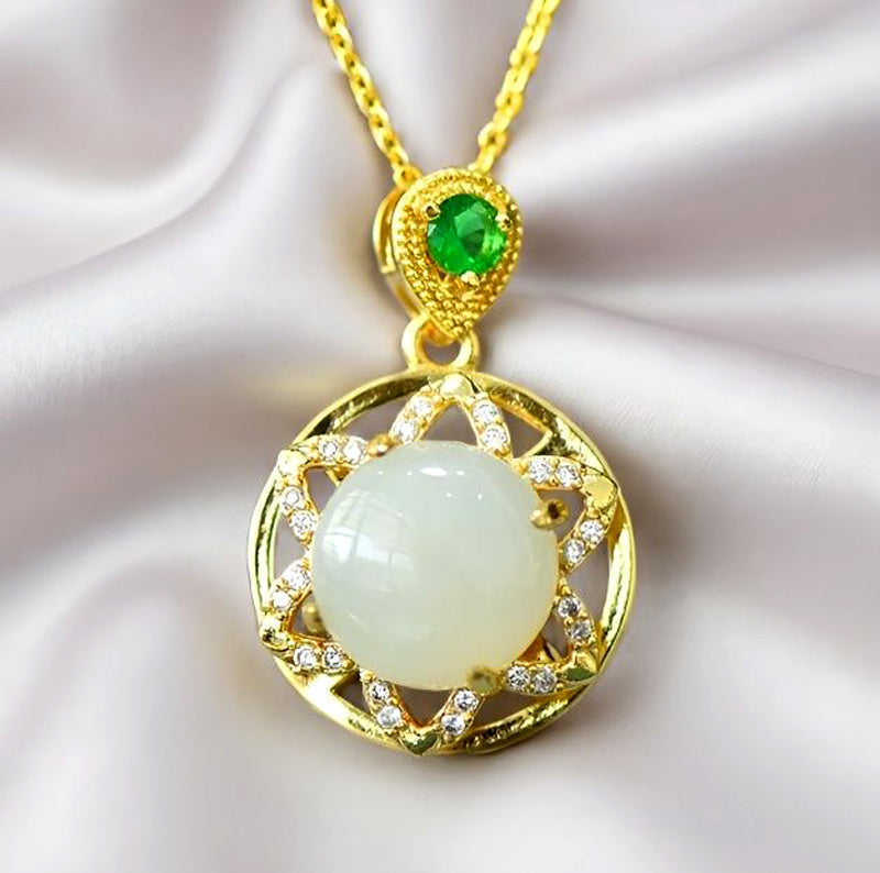 Hetian jade hexagonal star disc zircon necklace – milky white Hetian jade with golden grain teardrop clasp, elegant and noble. Comes with an exquisite gift box
