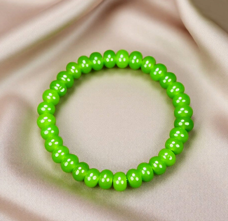 Agate fluorescent grass green flat round bead elastic bracelet – rich, bright color, vibrant and youthful.