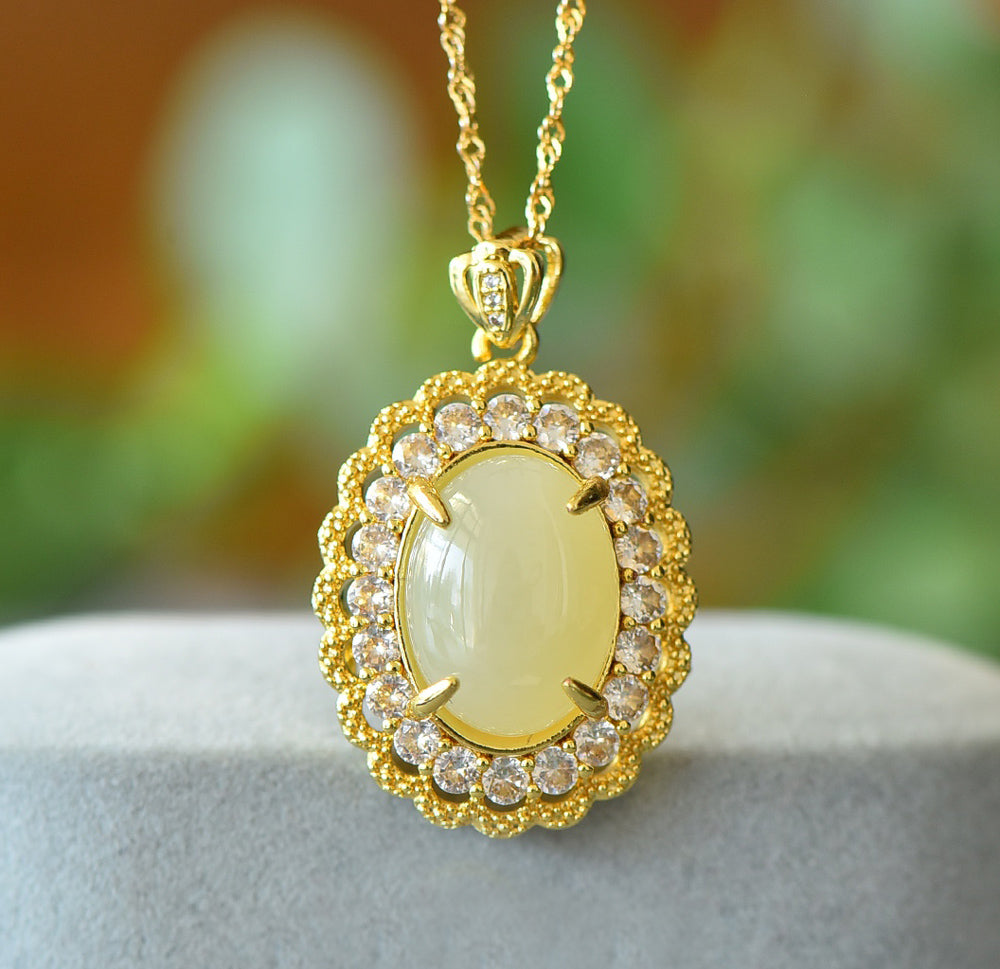 Hetian jade oval main stone with gold-plated carved floral pattern and four-pronged support – Warm and noble crown clasp, elegant and grand.
