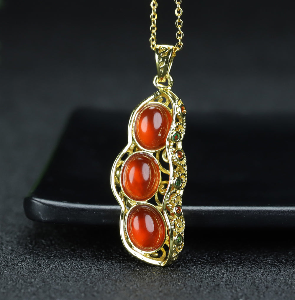 Nanhong Agate Pea Pod Pendant Necklace with Gold Openwork Setting – Auspicious Symbol of Abundant Offspring and Good Fortune