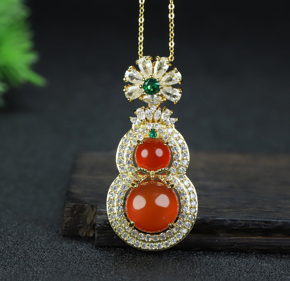 Nanhong Agate Gourd and Emerald Necklace – Accented with Double-Layered Zircon; Symbolizing Double Blessings, Prosperity, and Auspiciousness.