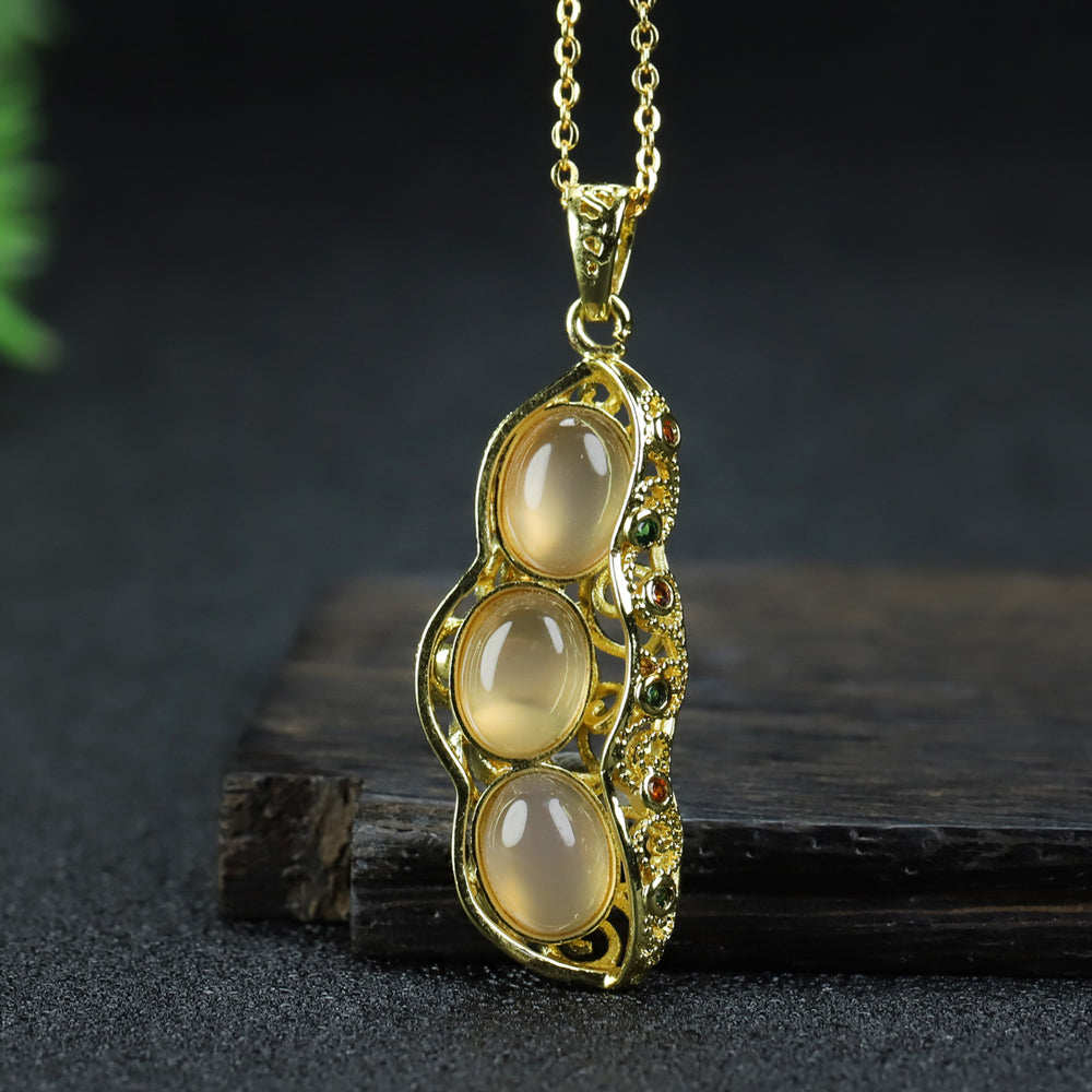 Agate, chalcedony, pea pod, gold openwork gemstone pendant necklace - creative, cute, and symbolizing many children, blessings, and abundant harvests.