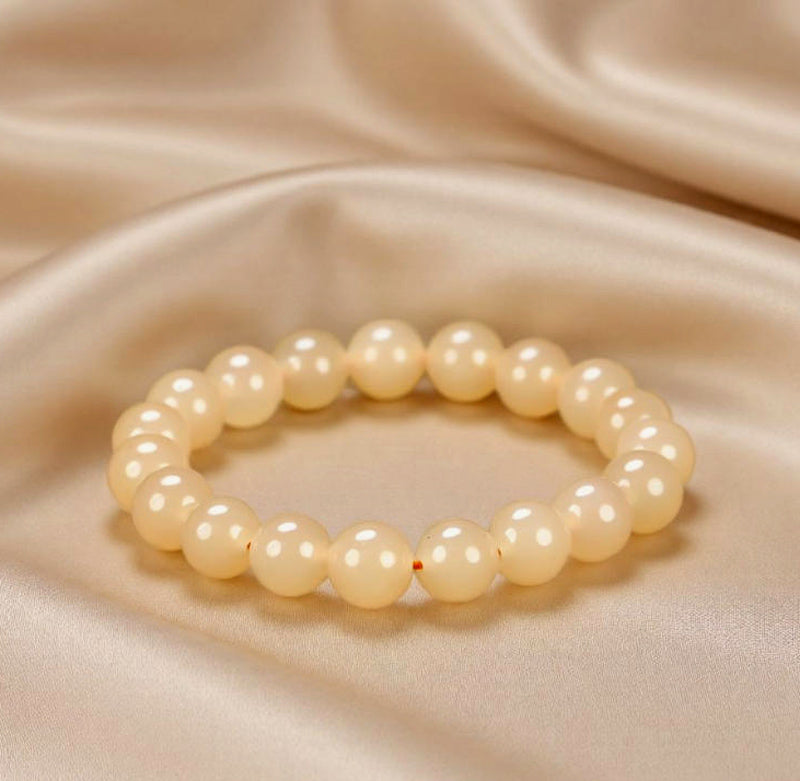 Creamy white chalcedony elastic bracelet with large round beads smooth and lustrous like fine jade, minimalist and pure, exuding elegant sophistication.