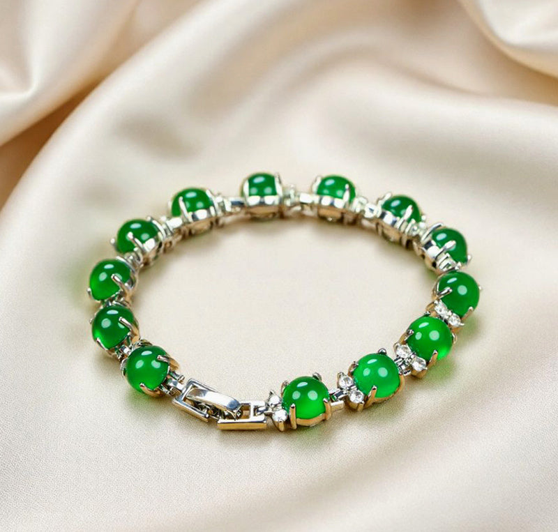 A silver four-pronged floral bracelet inlaid with emerald green jade beads – fresh, noble, exquisite, and elegant. Suitable as a gift for birthdays or holidays.