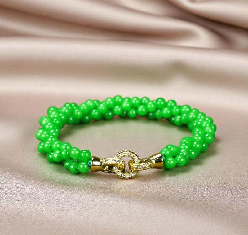 Emerald green jadeite, small round beads, three rows of woven bracelet, gold inlay, round clasp, fresh and natural.