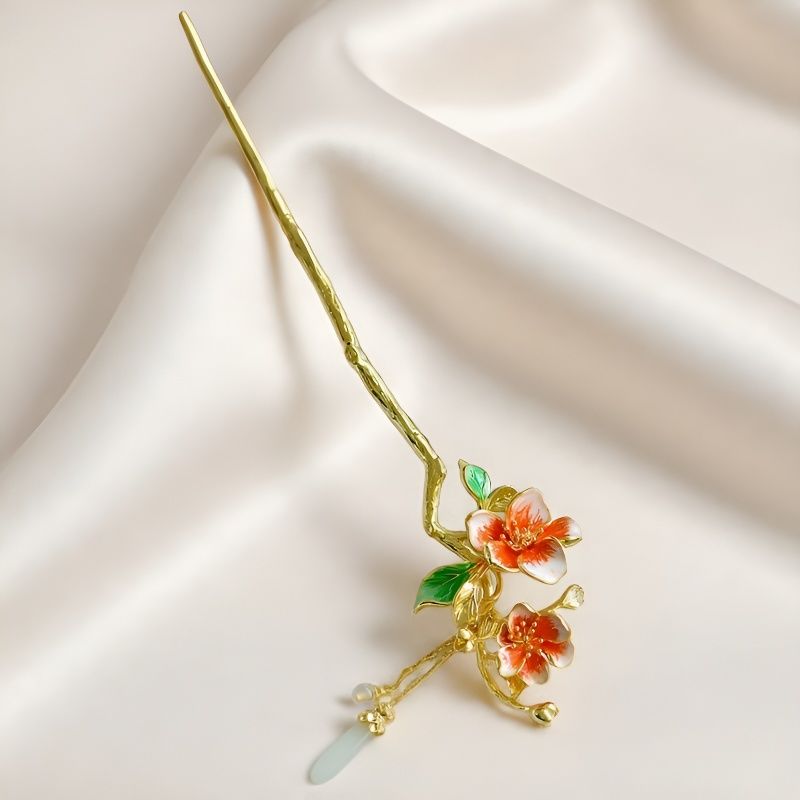 Enameled peach blossom and emerald green leaves, Hetian jade teardrop gold hairpin – a classic Hanfu style, elegant, romantic, and sophisticated piece.