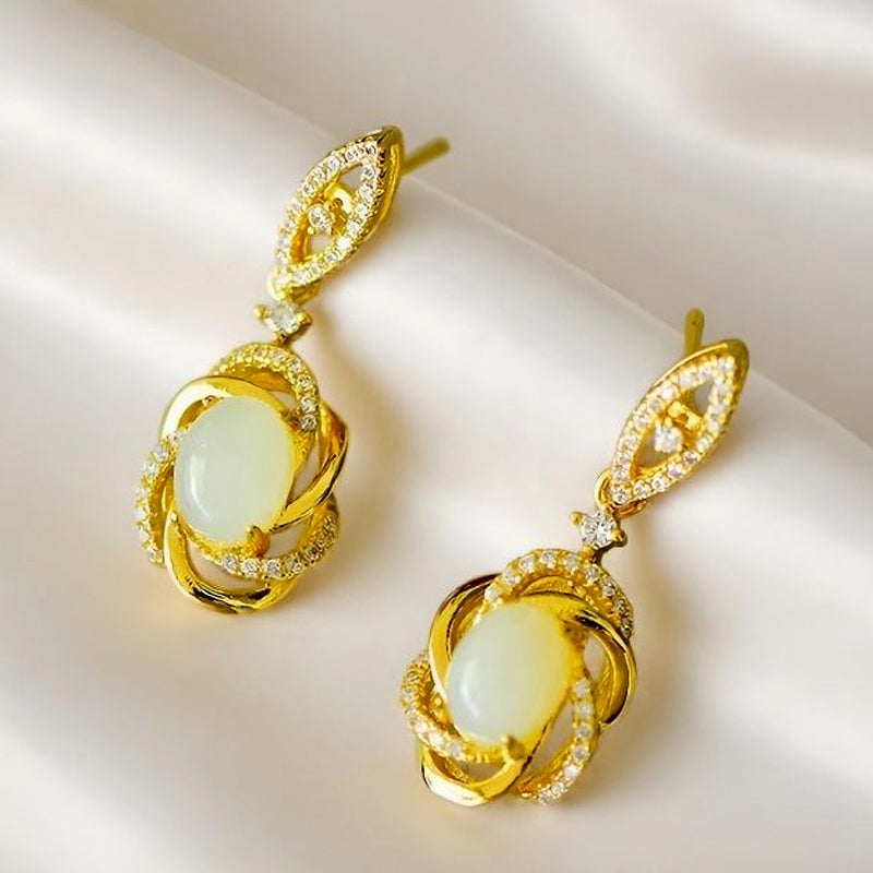 A pair of Hetian jade gold twisted scroll spherical earrings – Hetian jade, noble, elegant, luxurious and grand.
