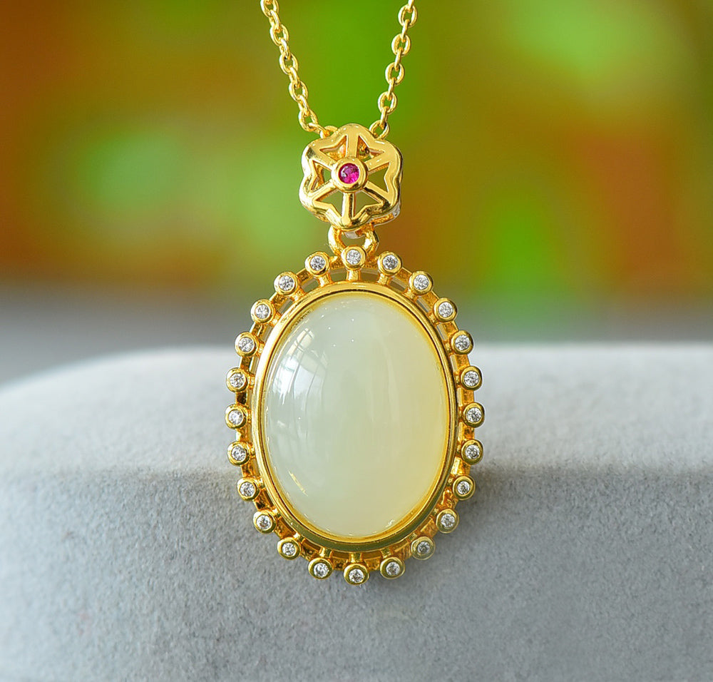Hetian jade pendant necklace with gold polka dot lace trim, ruby, and hexagonal star clasp. Stylish and elegant.Mellow, refined, noble, and elegant.