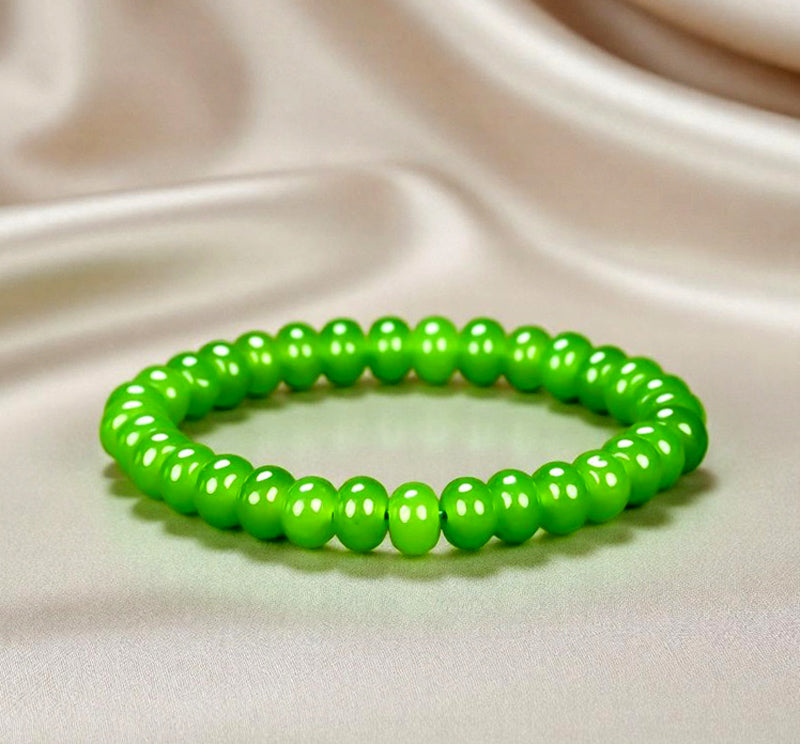 Agate fluorescent grass green flat round bead elastic bracelet – rich, bright color, vibrant and youthful.