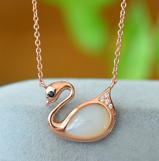 Hetian jade swan-shaped rose gold pendant necklace – Warm, milky white Hetian jade swan, romantic, elegant, noble and charming. Comes with a beautiful gift box