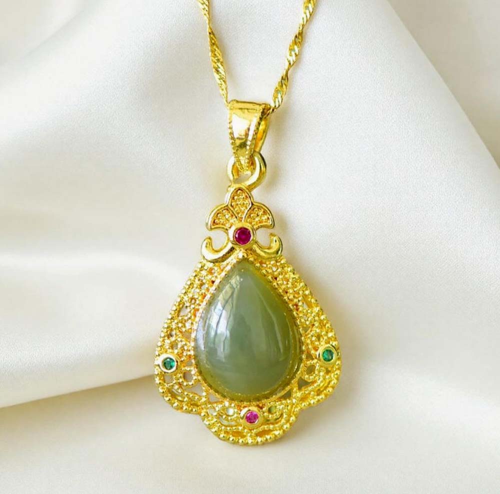Jade teardrop-shaped gold necklace with a courtly style | Ruby and emerald embellishments with openwork design