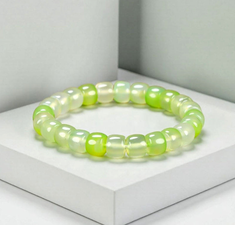 Green cat's eye stone, square barrel-shaped beaded elastic bracelet, translucent cat's eye, fresh and clear light effect, vibrant and lively.
