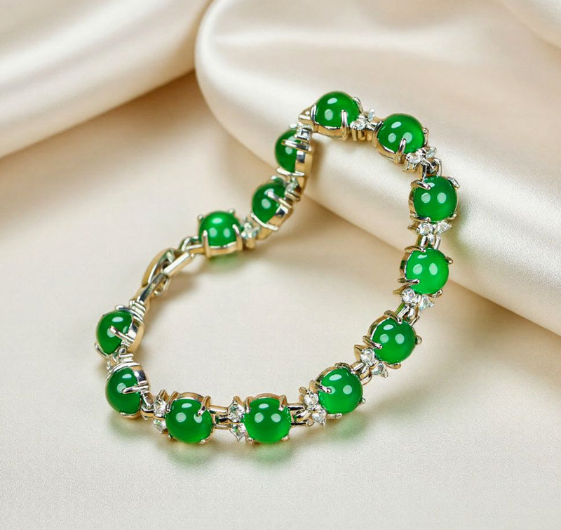 A silver four-pronged floral bracelet inlaid with emerald green jade beads – fresh, noble, exquisite, and elegant. Suitable as a gift for birthdays or holidays.