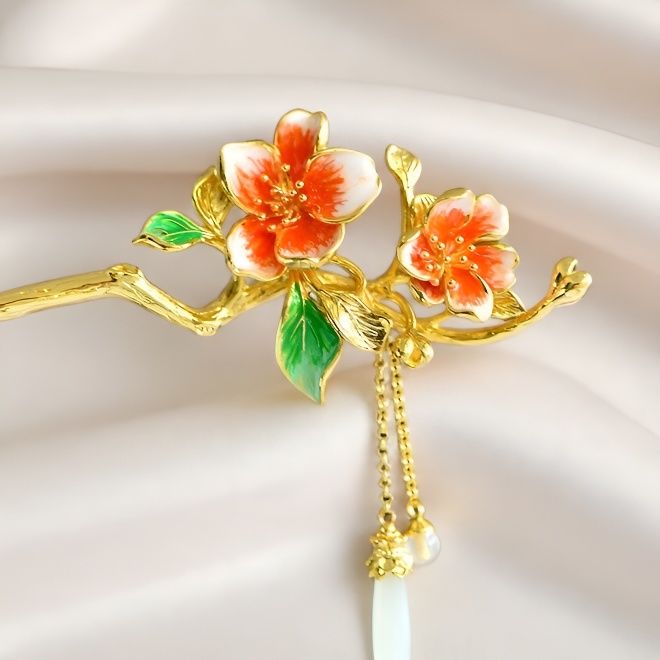 Enameled peach blossom and emerald green leaves, Hetian jade teardrop gold hairpin – a classic Hanfu style, elegant, romantic, and sophisticated piece.