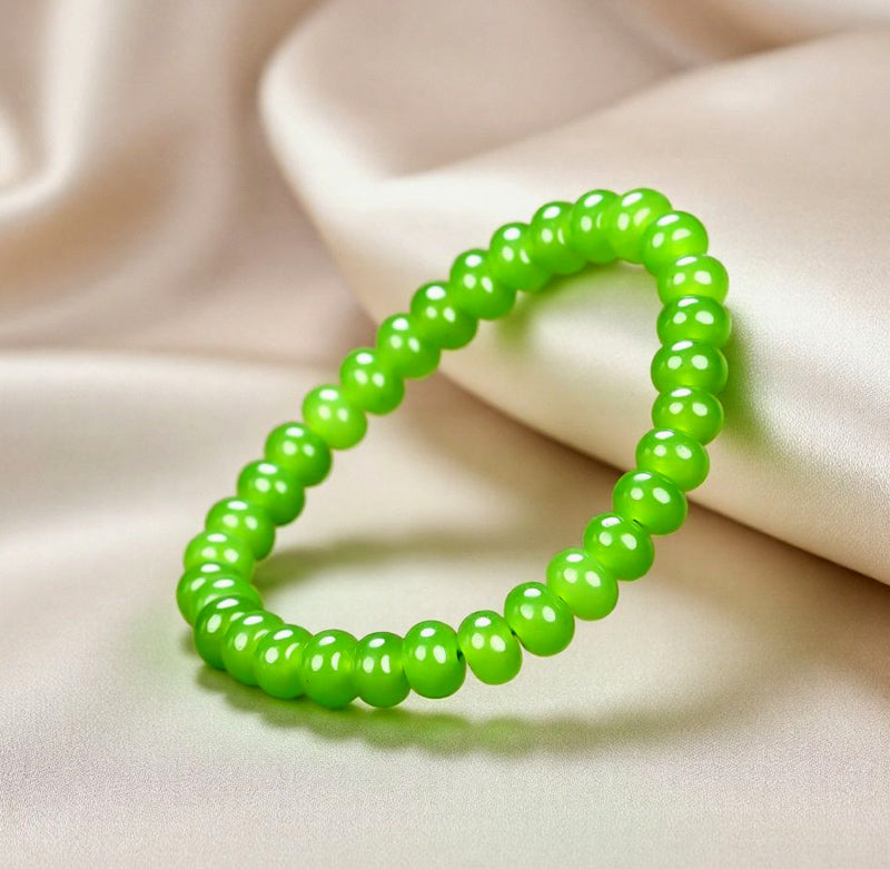 Agate fluorescent grass green flat round bead elastic bracelet – rich, bright color, vibrant and youthful.