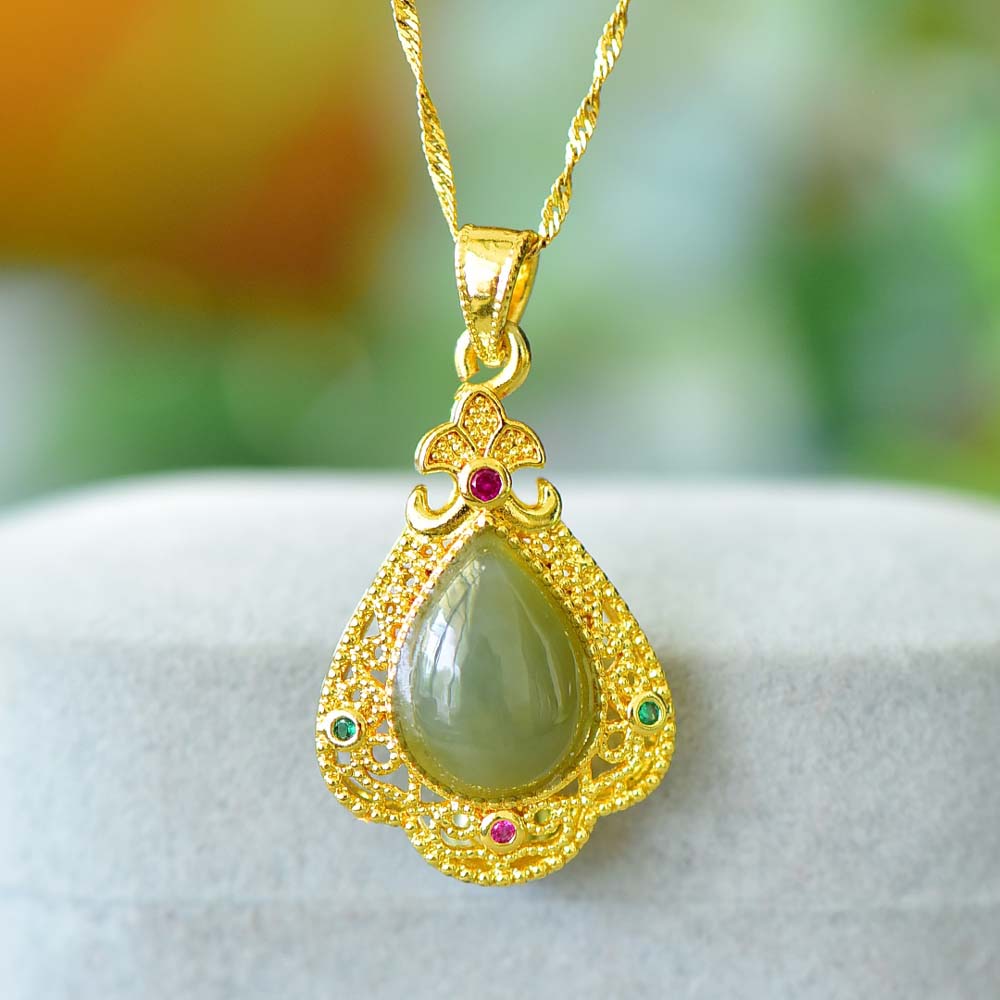 Jade teardrop-shaped gold necklace with a courtly style | Ruby and emerald embellishments with openwork design