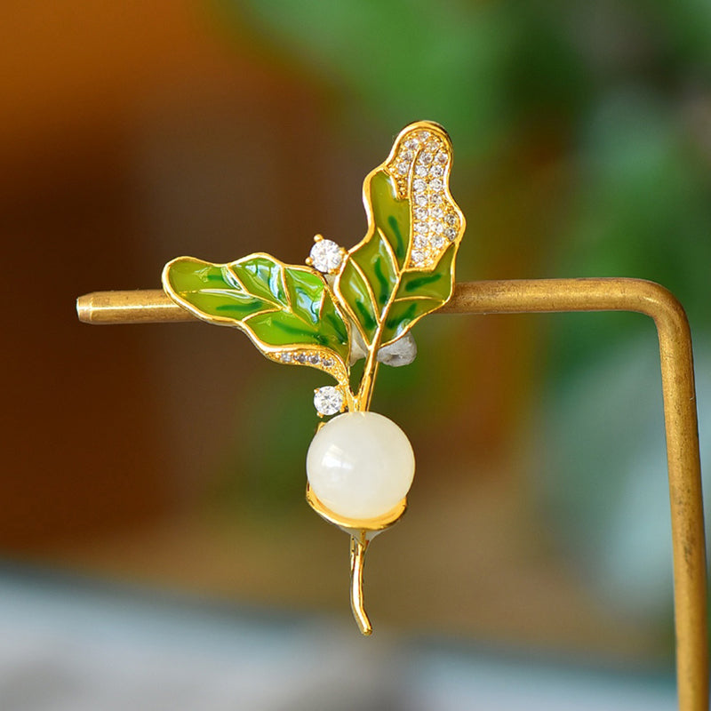 Hetian white jade radish brooch | Enameled green leaf zircon gold-plated plant corsage, suitable for everyday wear.