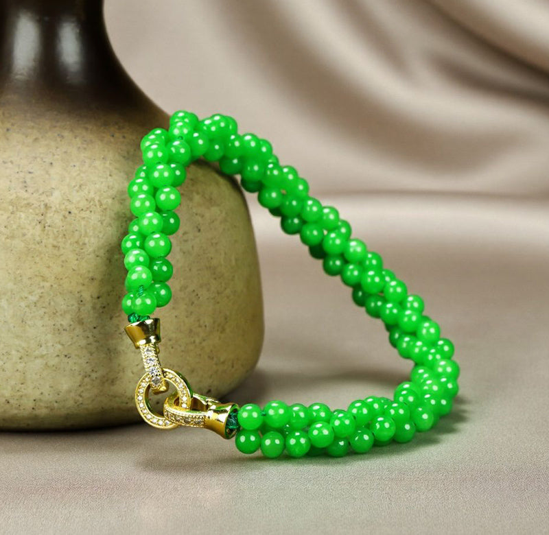 Emerald green jadeite, small round beads, three rows of woven bracelet, gold inlay, round clasp, fresh and natural.