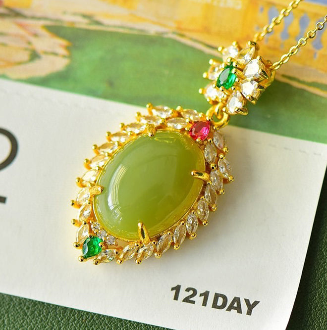 "Snowflake-Topped Pendant Necklace: Verdant Hetian Jade Accented with Ruby and Zircon Petals—An Elegant and Luxurious Design   Comes with a beautiful gift box