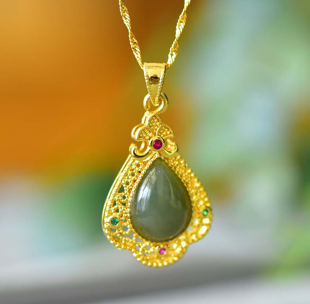 Jade teardrop-shaped gold necklace with a courtly style | Ruby and emerald embellishments with openwork design
