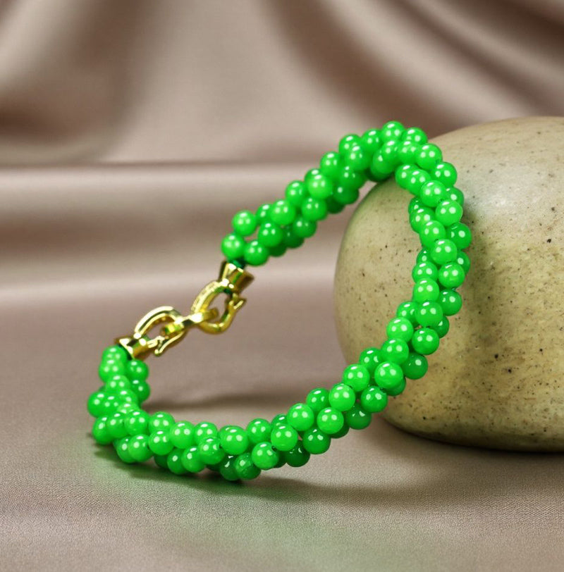 Emerald green jadeite, small round beads, three rows of woven bracelet, gold inlay, round clasp, fresh and natural.