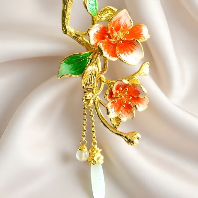 Enameled peach blossom and emerald green leaves, Hetian jade teardrop gold hairpin – a classic Hanfu style, elegant, romantic, and sophisticated piece.
